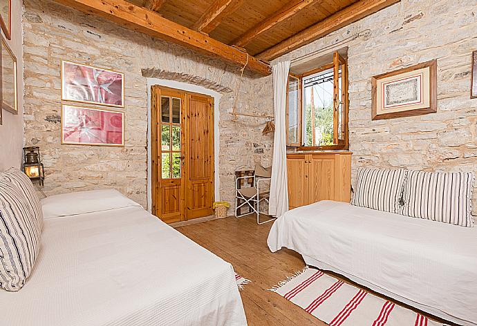 Twin bedroom on second floor with A/C . - The Olive Press - Agni Bay . (Galleria fotografica) }}