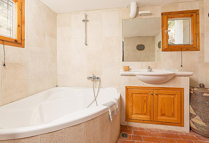 Family bathroom with bath and overhead shower . - The Olive Press - Agni Bay . (Galería de imágenes) }}