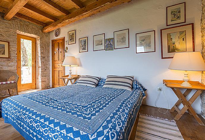 Twin bedroom on second floor with A/C and sea views . - The Olive Press - Agni Bay . (Galleria fotografica) }}