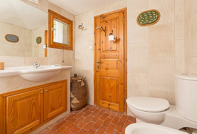 Family bathroom with bath and overhead shower . - The Olive Press - Agni Bay . (Galleria fotografica) }}