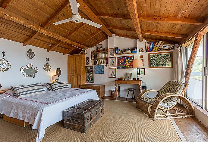 Double bedroom on third floor with A/C, en suite bathroom, and balcony access . - The Olive Press - Agni Bay . (Galleria fotografica) }}