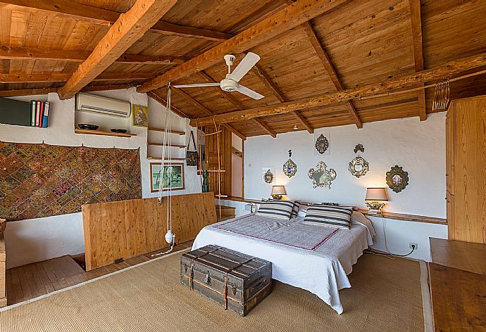 Double bedroom on third floor with A/C, en suite bathroom, and balcony access . - The Olive Press - Agni Bay . (Galería de imágenes) }}