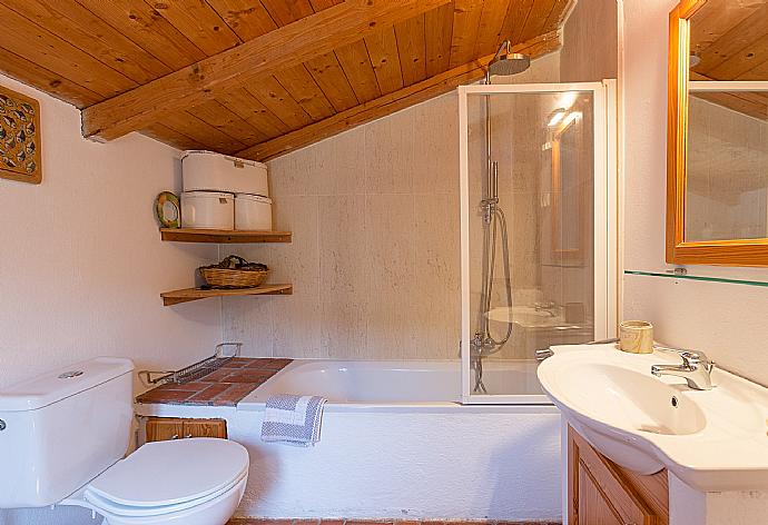 En suite bathroom with bath and overhead shower . - The Olive Press - Agni Bay . (Photo Gallery) }}