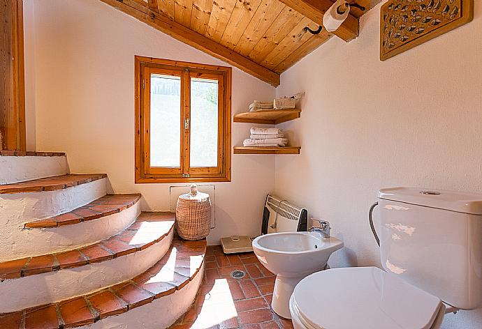 En suite bathroom with bath and overhead shower . - The Olive Press - Agni Bay . (Galerie de photos) }}