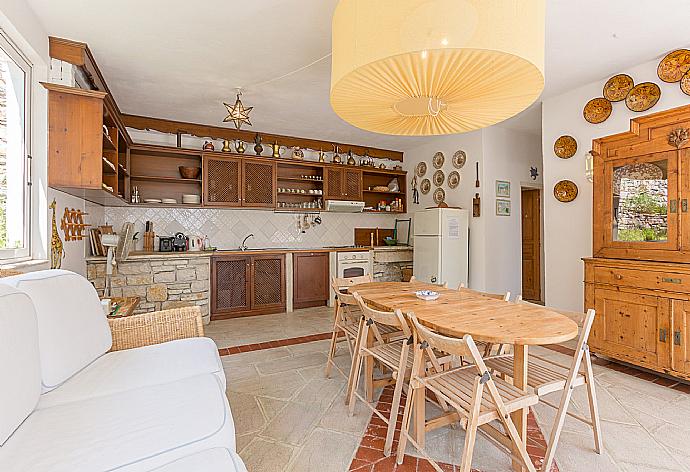 Open-plan living room on ground floor with dining area, kitchen, and terrace access . - The Olive Press - Agni Bay . (Fotogalerie) }}