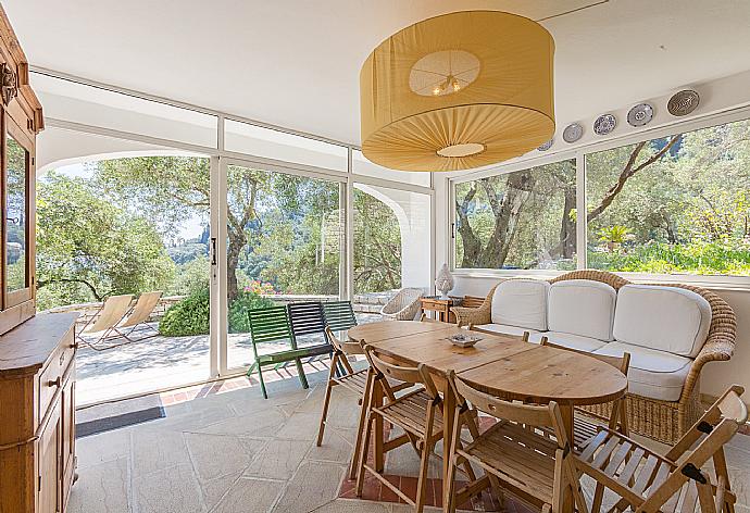 Open-plan living room on ground floor with dining area, kitchen, and terrace access . - The Olive Press - Agni Bay . (Fotogalerie) }}