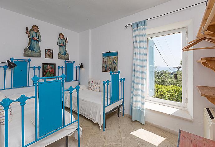 Twin bedroom on ground floor with A/C . - The Olive Press - Agni Bay . (Photo Gallery) }}