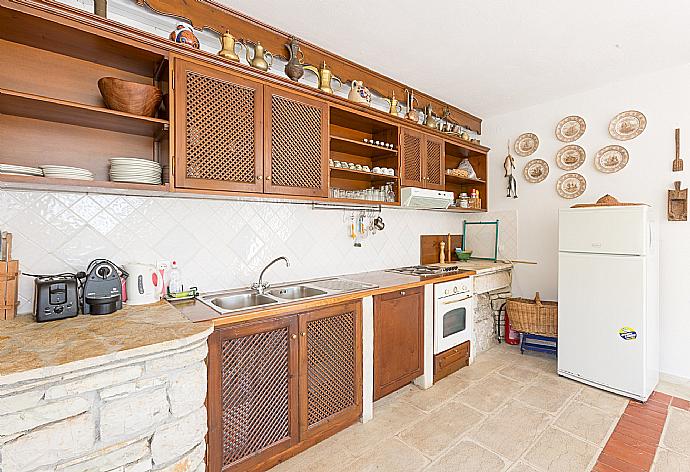 Equipped kitchen . - The Olive Press - Agni Bay . (Fotogalerie) }}