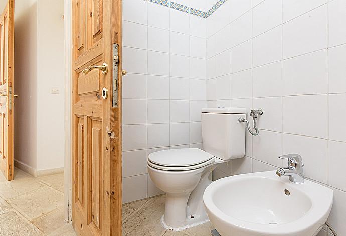 Family bathroom with overhead shower . - The Olive Press - Agni Bay . (Galerie de photos) }}