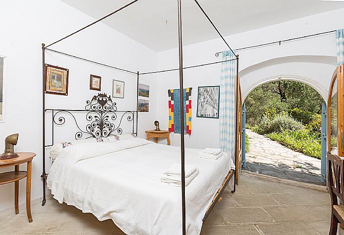 Double bedroom on ground floor with A/C and terrace access . - The Olive Press - Agni Bay . (Photo Gallery) }}