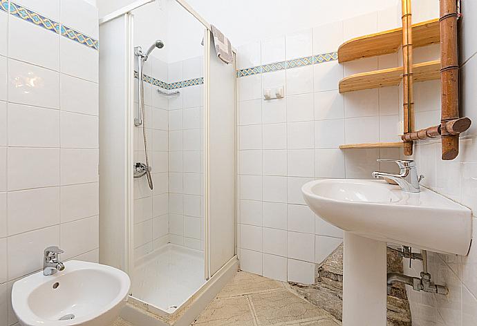 Family bathroom with overhead shower . - The Olive Press - Agni Bay . (Fotogalerie) }}