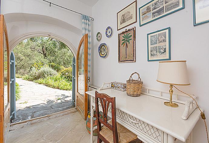 Double bedroom on ground floor with A/C and terrace access . - The Olive Press - Agni Bay . (Galleria fotografica) }}