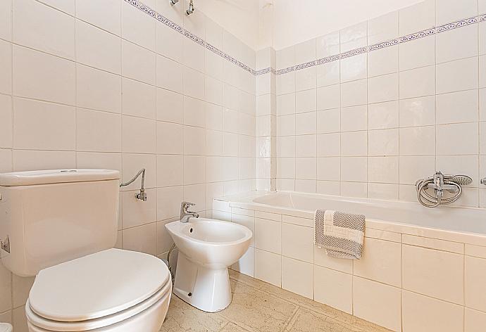 Family bathroom with bath and overhead shower . - The Olive Press - Agni Bay . (Galerie de photos) }}