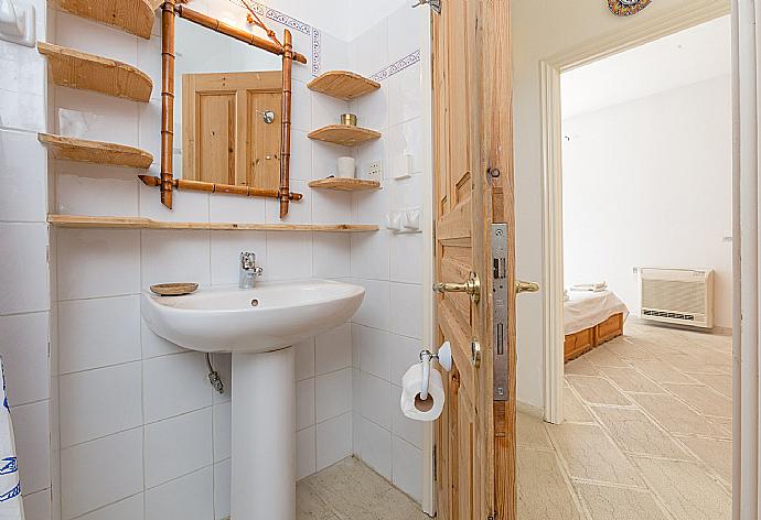 Family bathroom with bath and overhead shower . - The Olive Press - Agni Bay . (Galerie de photos) }}