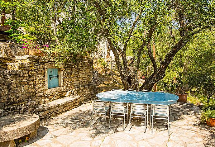 Outdoor dining and BBQ area . - The Olive Press - Agni Bay . (Fotogalerie) }}