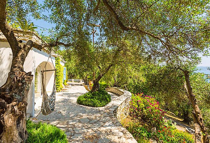 Lower terrace . - The Olive Press - Agni Bay . (Fotogalerie) }}