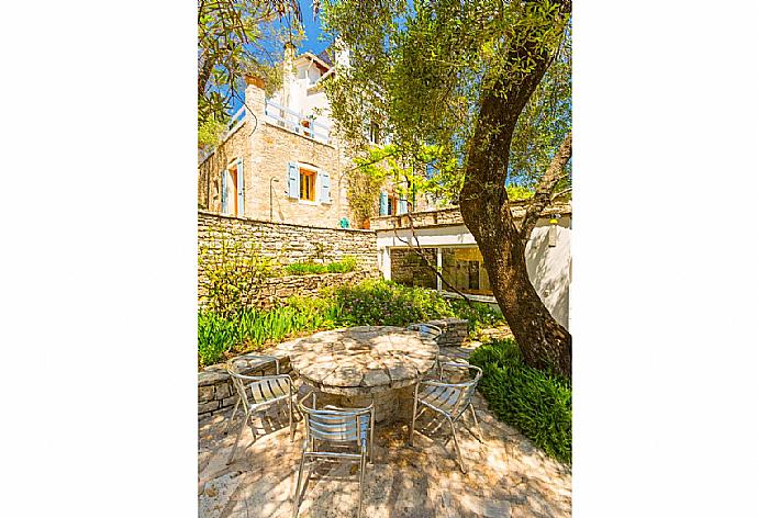 Outdoor dining area on lower terrace . - The Olive Press - Agni Bay . (Photo Gallery) }}