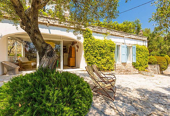 Lower terrace and entrance to ground floor . - The Olive Press - Agni Bay . (Galería de imágenes) }}