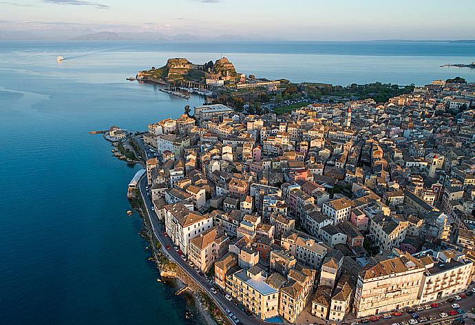 Corfu Old Town . - The Olive Press - Agni Bay . (Fotogalerie) }}