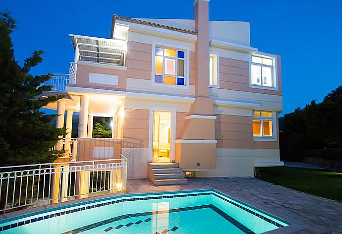 Night view of villa  . - Villa Pelagos . (Galería de imágenes) }}