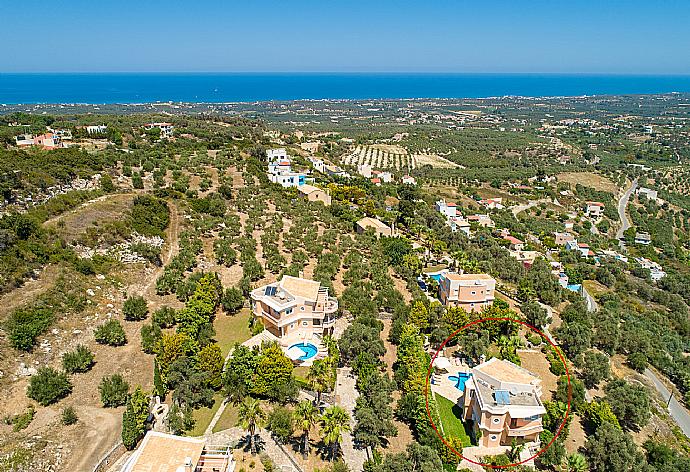 Aerial view showing location of Villa Pelagos . - Villa Pelagos . (Galerie de photos) }}