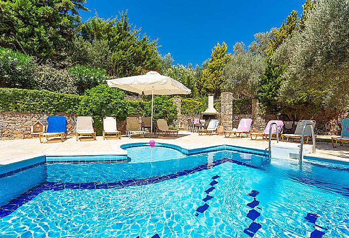 Private pool and terrace . - Villa Pelagos . (Galería de imágenes) }}