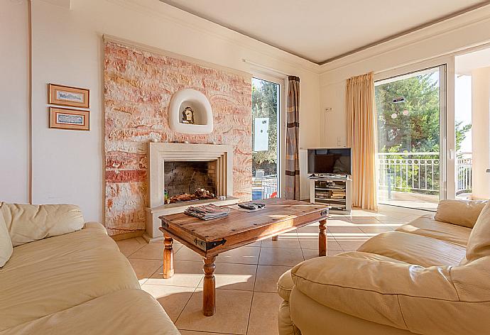 Open-plan living room on first floor with sofas, dining area, kitchen, A/C, WiFi internet, TV, DVD player, and balcony and pool terrace access . - Villa Pelagos . (Galleria fotografica) }}