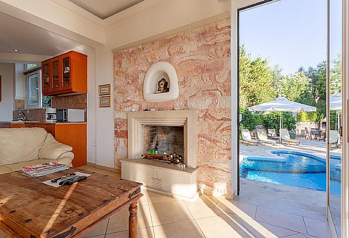 Open-plan living room on first floor with sofas, dining area, kitchen, A/C, WiFi internet, TV, DVD player, and balcony and pool terrace access . - Villa Pelagos . (Galleria fotografica) }}