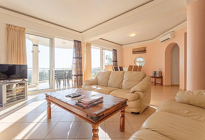 Open-plan living room on first floor with sofas, dining area, kitchen, A/C, WiFi internet, TV, DVD player, and balcony and pool terrace access . - Villa Pelagos . (Galerie de photos) }}