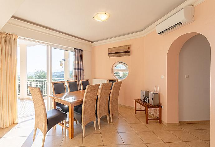 Open-plan living room on first floor with sofas, dining area, kitchen, A/C, WiFi internet, TV, DVD player, and balcony and pool terrace access . - Villa Pelagos . (Fotogalerie) }}