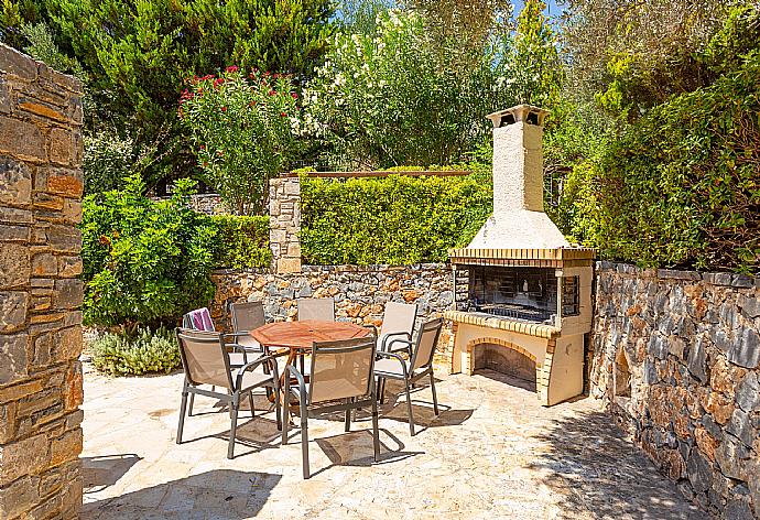 Terrace area with BBQ . - Villa Pelagos . (Galería de imágenes) }}