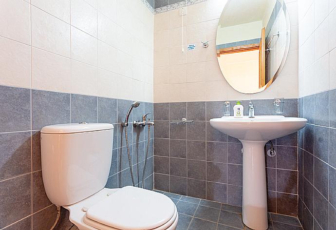 En suite bathroom with shower . - Villa Pelagos . (Fotogalerie) }}