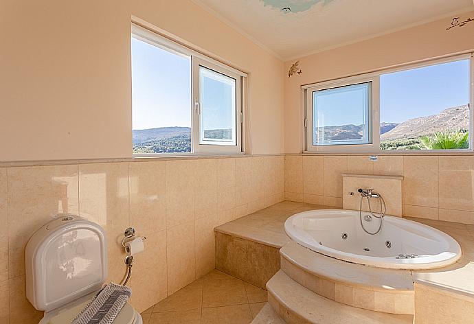 En suite bathroom with jacuzzi and shower . - Villa Pelagos . (Galleria fotografica) }}