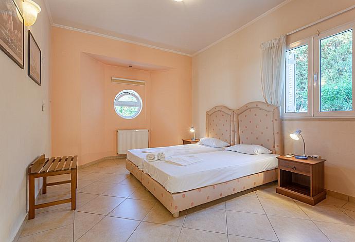 Twin bedroom on first floor with A/C . - Villa Pelagos . (Галерея фотографий) }}