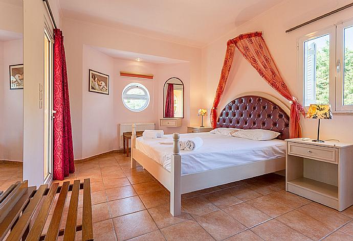 Double bedroom on second floor with en suite bathroom, A/C, and balcony access . - Villa Pelagos . (Galerie de photos) }}