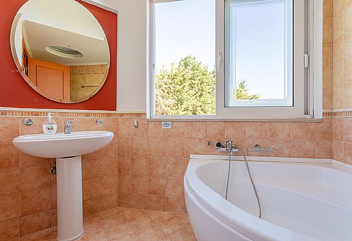 En suite bathroom with bath and shower . - Villa Pelagos . (Galleria fotografica) }}