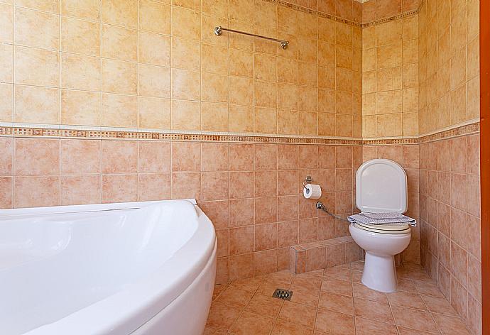 En suite bathroom with bath and shower . - Villa Pelagos . (Fotogalerie) }}