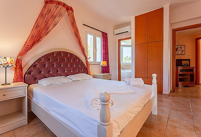 Double bedroom on second floor with en suite bathroom, A/C, and balcony access . - Villa Pelagos . (Galleria fotografica) }}