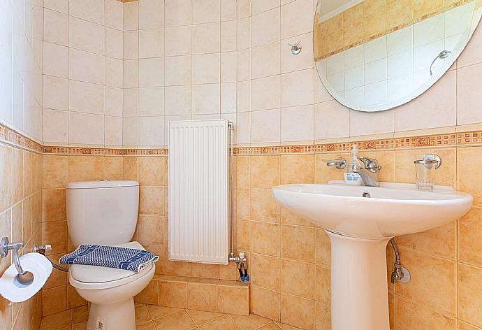 Family bathroom on first floor with shower . - Villa Pelagos . (Galería de imágenes) }}