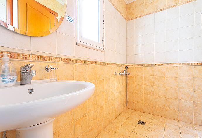 Family bathroom on first floor with shower . - Villa Pelagos . (Fotogalerie) }}