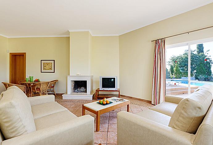 Living room with WiFi, TV, DVD player and terrace access . - Villa Tulipa . (Photo Gallery) }}