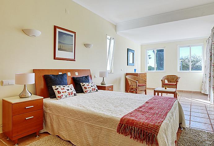 Double bedroom with terrace access . - Villa Tulipa . (Photo Gallery) }}