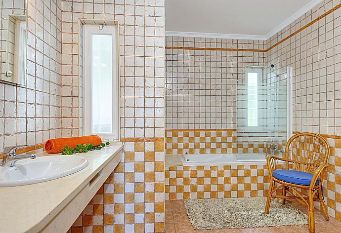 Bathroom with bath and overhead shower . - Villa Tulipa . (Photo Gallery) }}