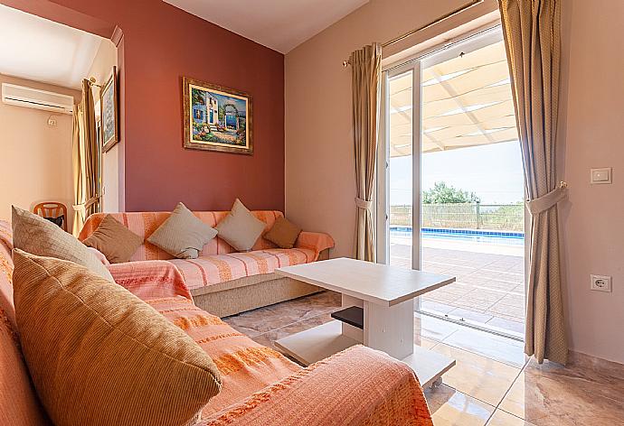 Open-plan living room with dining area, kitchen, terrace access, A/C, WiFi Internet, Satellite TV, and DVD player . - Villa Olympia . (Photo Gallery) }}