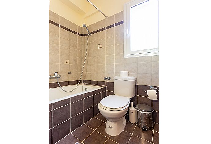 En suite bathroom with bath and overhead shower . - Villa Olympia . (Photo Gallery) }}
