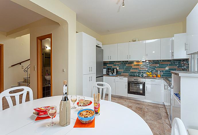 Dining area and equipped kitchen . - Villa Olympia . (Photo Gallery) }}