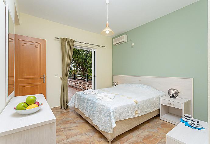 Double bedroom with en suite bathroom, A/C, and pool terrace access . - Villa Olympia . (Photo Gallery) }}
