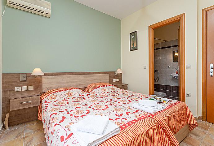 Twin bedroom with en suite bathroom, A/C, and balcony access . - Villa Olympia . (Photo Gallery) }}