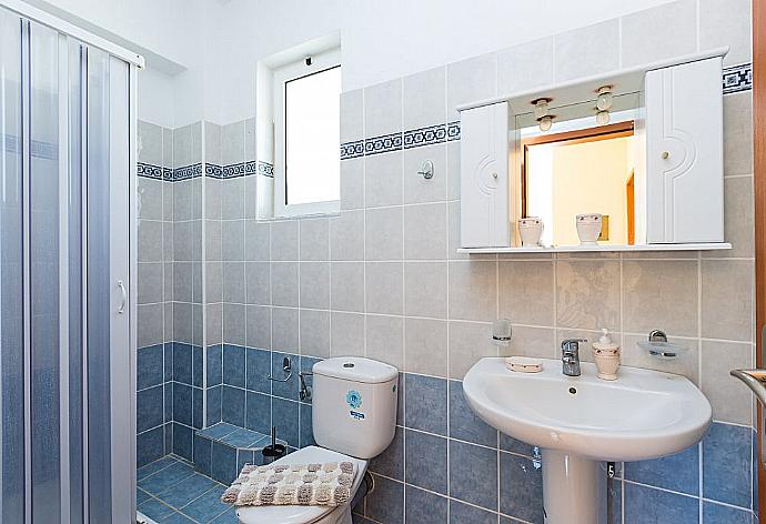 Bathroom with shower . - Villa Nikolas Bali . (Photo Gallery) }}