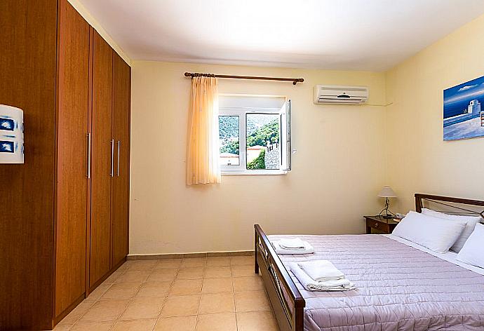 Double bedroom with A/C . - Villa Kostis . (Photo Gallery) }}